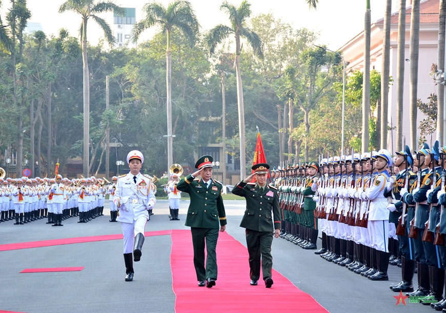 Laos Defense Minister Khamliang Outhakaysone visits Vietnam